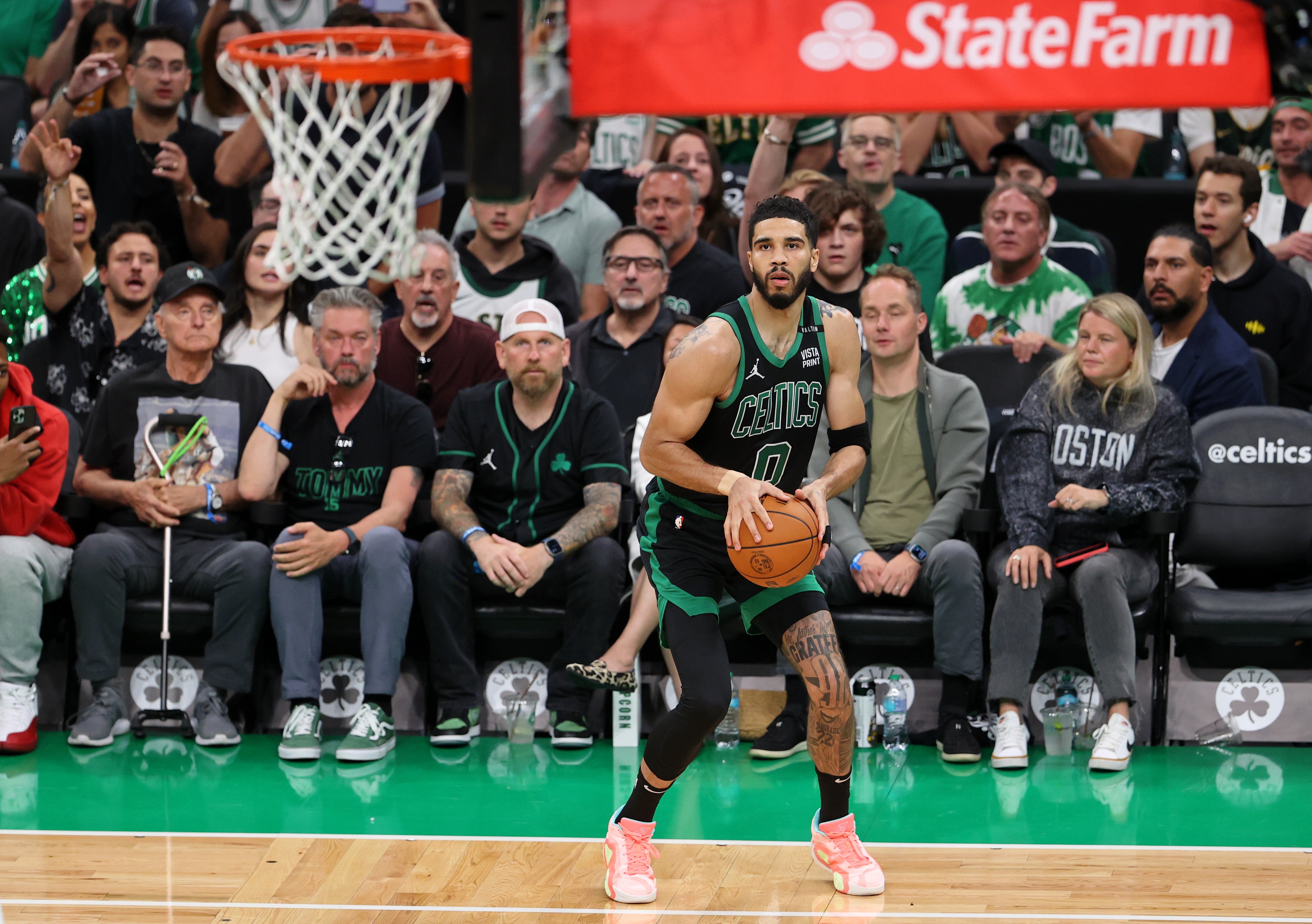 纽约尼克斯赛后止住颓势广东宏远状态回暖备战NBA季后赛，媒体一致点评：塔图姆在独行侠比赛中回归赛场的简单介绍